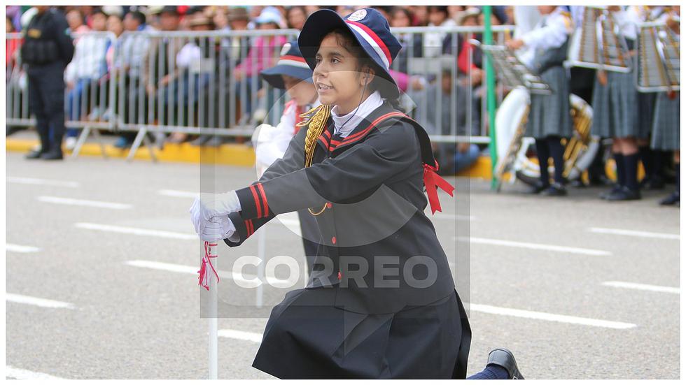 'Pérez' y  'Carhuancho' se juntan en desfile por aniversario en Huancayo (FOTOS)
