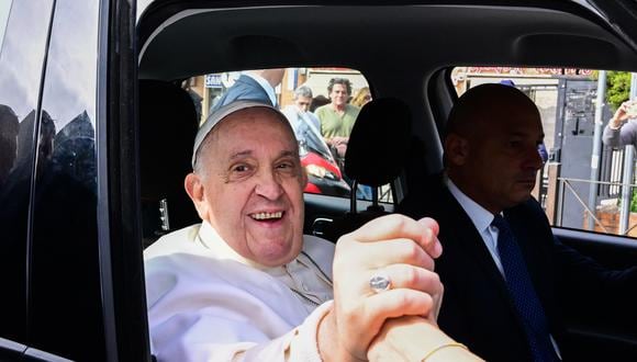 El Papa Francisco sale del hospital Gemelli el 1 de abril de 2023 en Roma, luego de ser dado de alta luego de un tratamiento por bronquitis. (Foto de Tiziana FABI / AFP)