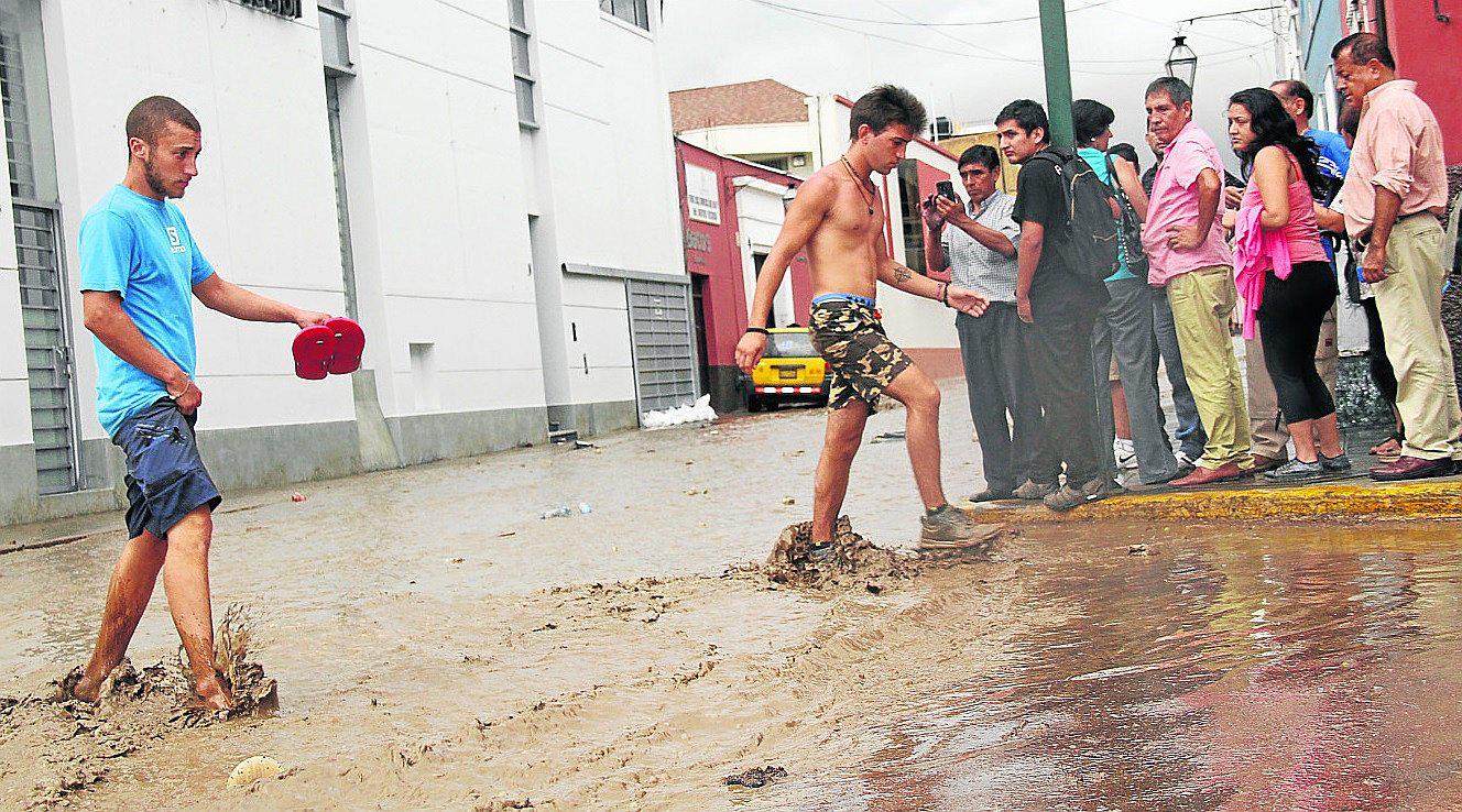 Desborde de aguas de la quebrada San Ildefonso  inundan el centro de Trujillo (VIDEO) 