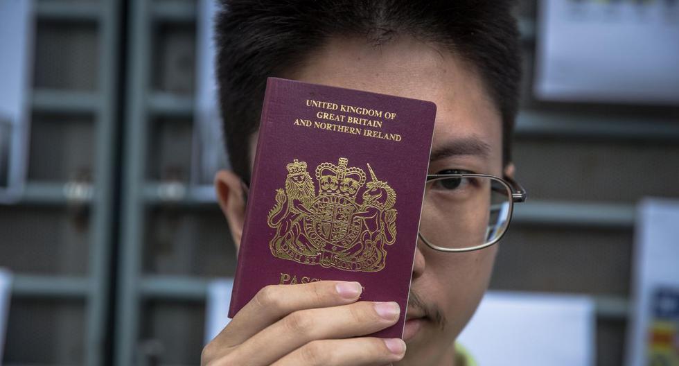 Un activista tiene un pasaporte británico durante una manifestación en Hong Kong, China, el 21 de agosto de 2019. (EFE/EPA/ROMAN PILIPEY).