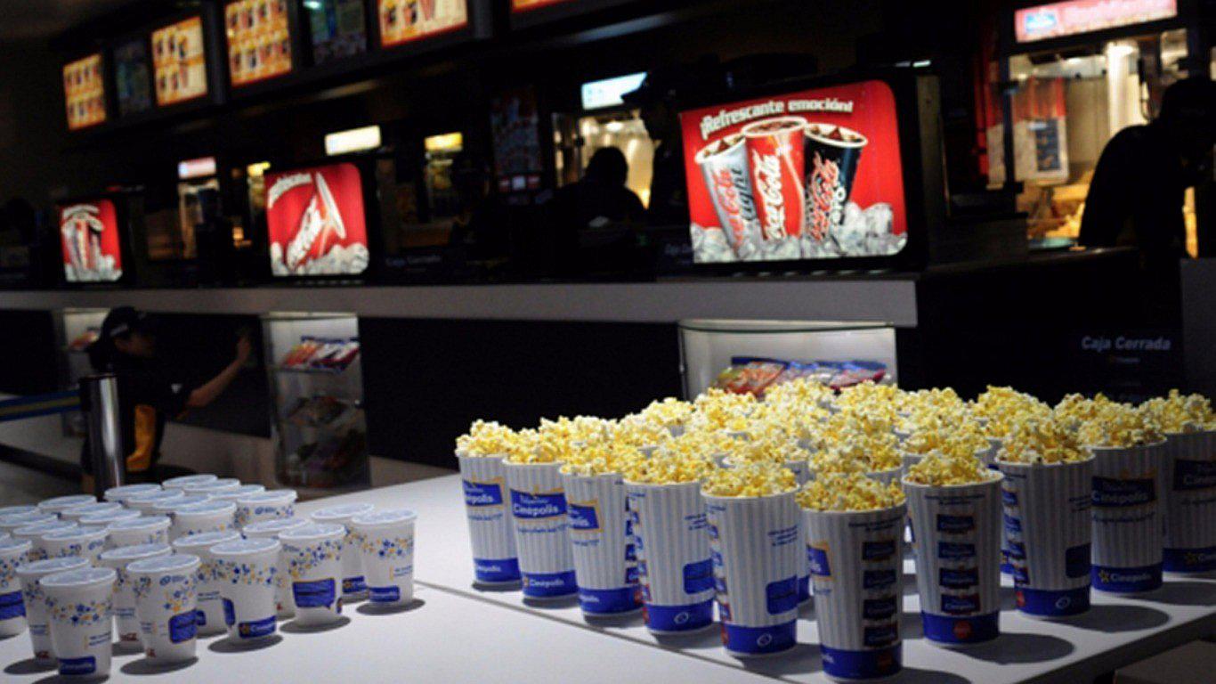 Estos son los alimentos y bebidas permitidos en las salas de cine