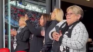 Alientan desde el palco: hermanas de Maradona, presentes en Wembley (VIDEO)