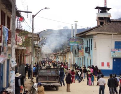 Pobladores atacan e incendian municipio de Celendín