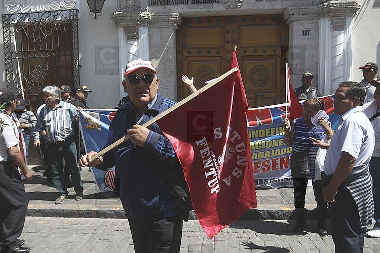 Huelga de trabajadores de la UNSA no afectará el término del año académico