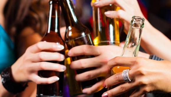 Consumo de alcohol se duplica en hombres y triplica en mujeres