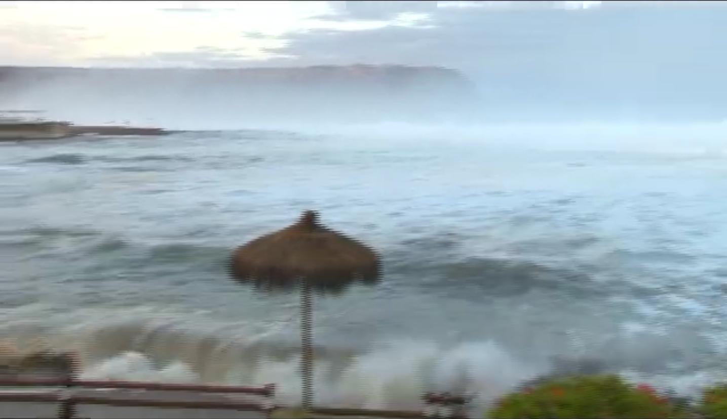 Arica: Impactante video muestra salida del mar tras fuertes oleajes