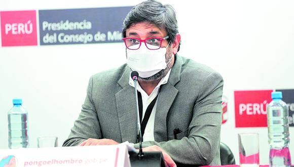Ministro Ricardo Cuenca espera la relación que envíen las regiones y la información del Minsa para tomar una decisión
