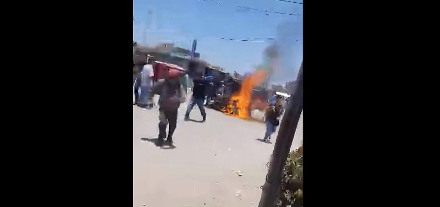 Chiclayo: Vecinos persiguen y queman mototaxi de delincuentes (VIDEO)