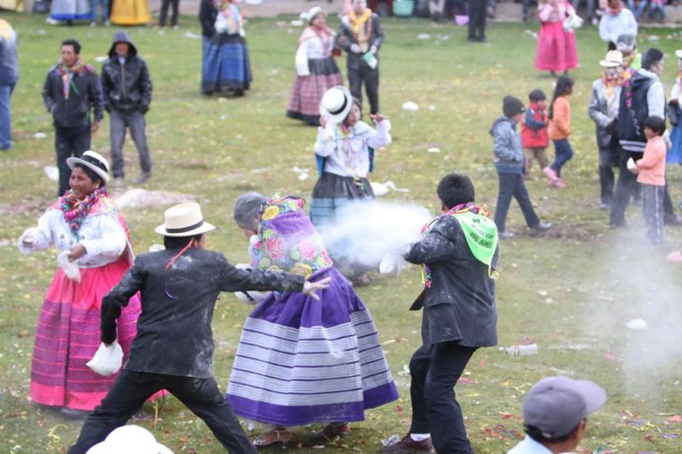 Vea la singular batalla de las Flores en Paccha (FOTOS)