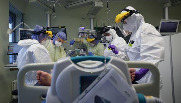 La crisis sanitaria del Reino Unido, provocada por la falta de personal debido a la oleada de infecciones por ómicron, podría repetirse en otros países europeos. (Foto: Ronny Hartmann / AFP)