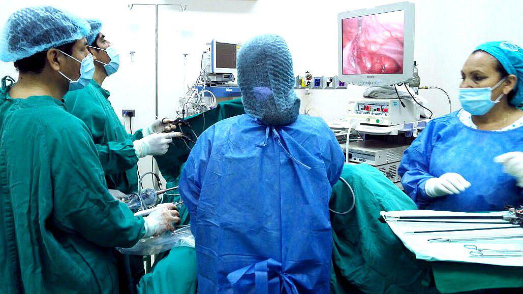Cirugía de cáncer de colon se aplica por primera vez en Ica
