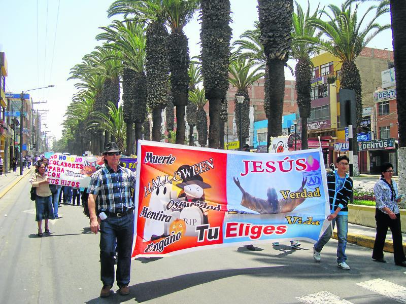 Evangelistas realizan protesta contra 'Halloween'