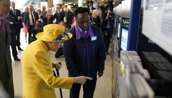 La reina Isabel II hizo una visita sorpresa a la estación londinense de Paddington. (Foto: Andrew Matthews / POOL / AFP)