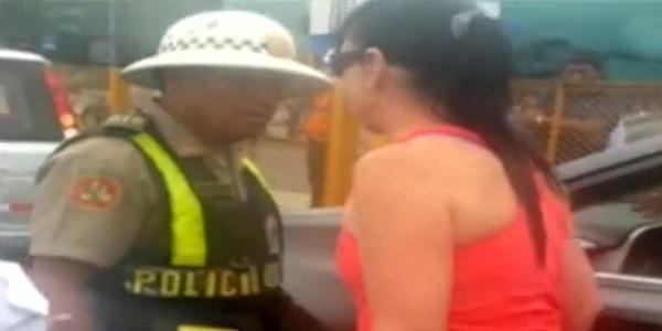 Así fue la agresión de una mujer a un policía en el aeropuerto Jorge Chávez (VIDEO)
