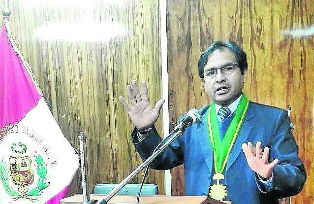 Exdecano de abogados condecoró a juez que ve su juicio en la Corte Superior 