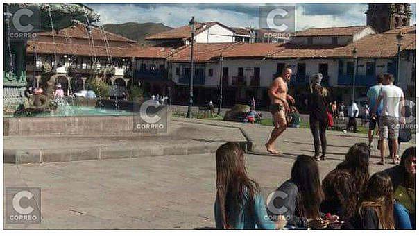 Increíble: Turista se baña en la pileta de la Plaza de Armas de Cusco