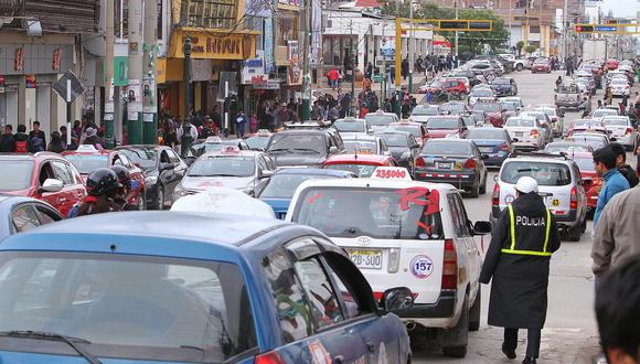 16 mil 473 vehículos generan caos en transporte público