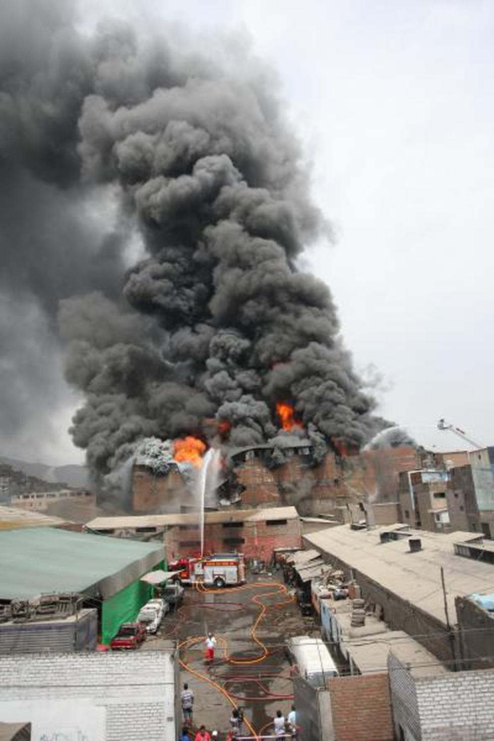 FOTOS: Bomberos lucharon por más cinco horas contra incendio de La Victoria