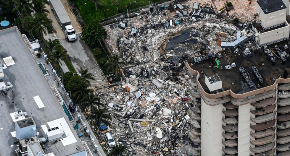 Esta vista aérea muestra al personal de búsqueda y rescate trabajando en el lugar después del colapso parcial de Champlain Towers South en Surfside, al norte de Miami Beach, el 24 de junio de 2021. (AFP / CHANDAN KHANNA).