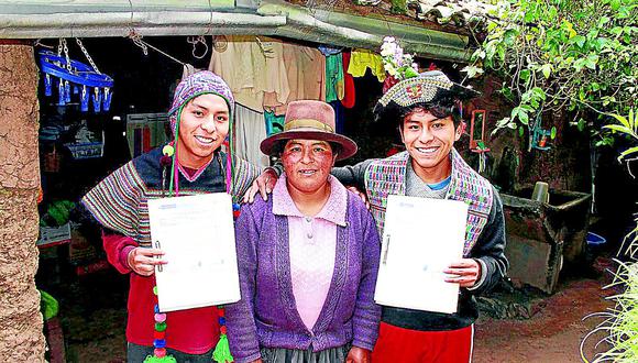 Gemelos de Huancavelica son becados para estudiar en Lima