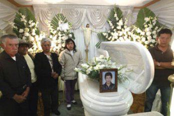 Jeancarlo es velado por sus familiares