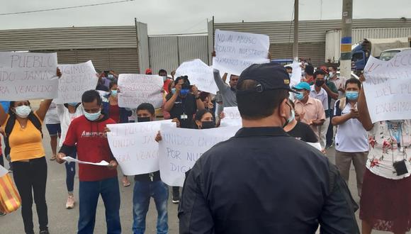 Pobladores realizan manifestación en el exterior del Complejo Policial de Tumbes “Jorge Taipe Tarazona”.