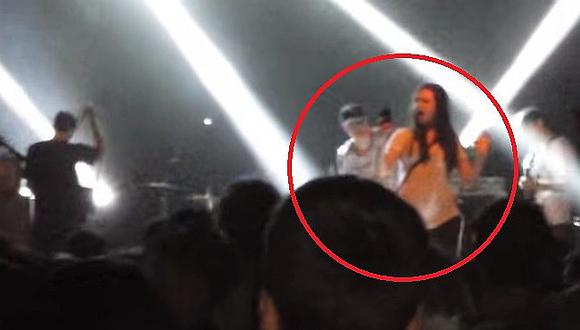 VIDEO: Cantante empuja a chica del escenario por tomarse un selfie en concierto