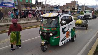 Transportistas en huelga arrojan pintura a unidades menores y desinflan llantas de colectivos en Huancayo (VIDEO)