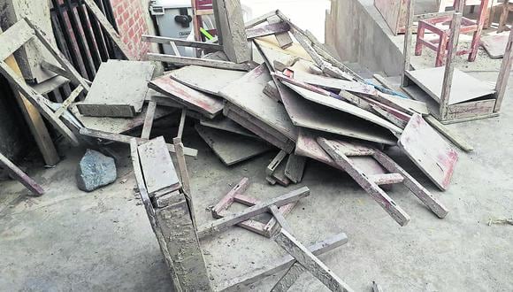 Padres de familia recuperaron algunas carpetas del barro, pero otras se destrozaron.  Piden el apoyo de instituciones públicas y privadas. (Foto: GEC)