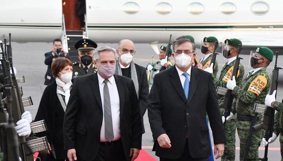 En la foto, el presidente de Argentina, Alberto Fernández es recibido por el canciller de México, Marcelo Ebrard, al aterrizar en la Ciudad de México. (Cortesía / MINISTERIO DE EXTERIORES DE MÉXICO / AFP)