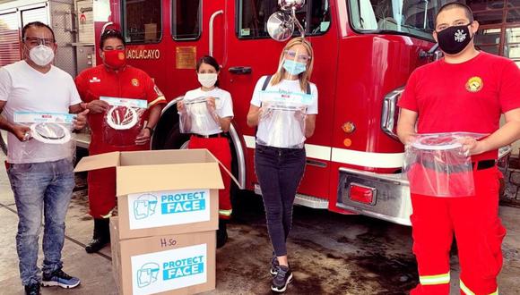 La guapa conductora de televisión Karina Rivero entregó protectores faciales a los bomberos. (Foto: Agencia Andina)