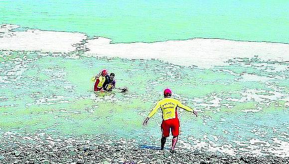 Rescatan a dos jóvenes de morir ahogados