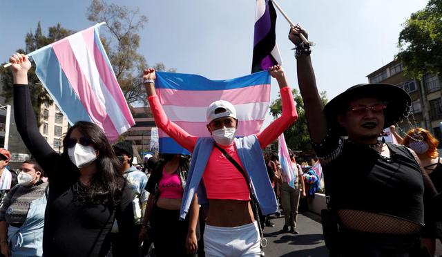 Contingentes LGBT organizaron demostraciones en urbes como Ciudad de México, Guadalajara, Monterrey y Puebla para protestar contra la discriminación y los ataques transfóbicos. (Foto: EFE/ Francisco Guasco)