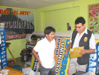 Rompen ventana para robar en taller de gigantografías