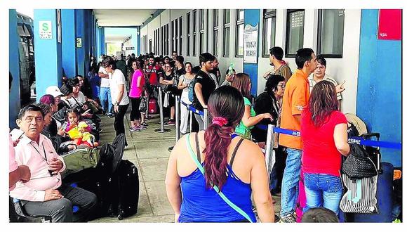 Venezolanos hacen largas colas para entrar a Perú
