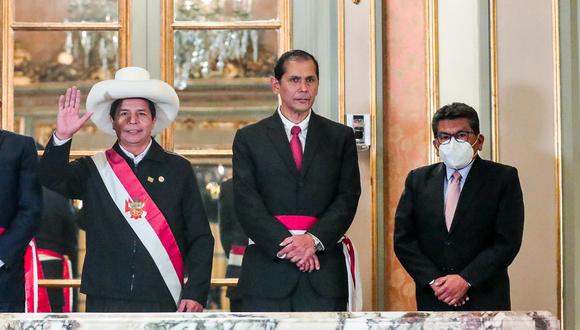 Jorge Prado Palomino (centro) es el actual ministro de la Producción. (Foto: Presidencia)