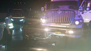 Chofer salva de morir tras choque entre auto y tráiler en Chimbote