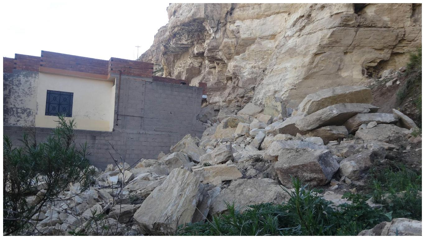 La Oroya: Rocas caen sobre  vivienda que habitan siete familias 