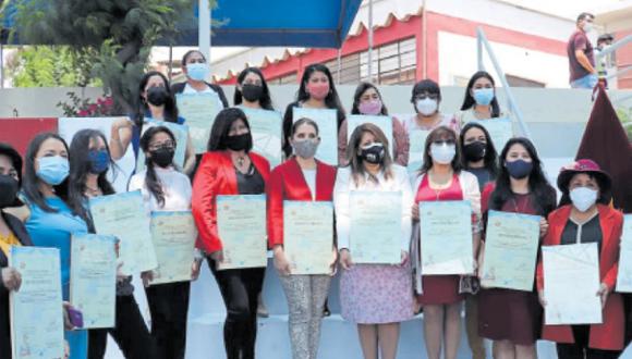 Quieren estudios que les permita mejorar sus empresas. Gerencia Regional de Producción entregó reconocimientos a mujeres que forjaron sus empresas en Arequipa. (Foto: Eduardo Barreda)