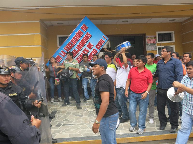 Policías y trabajadores judiciales  se agarran a golpes en puerta de Corte de Justicia