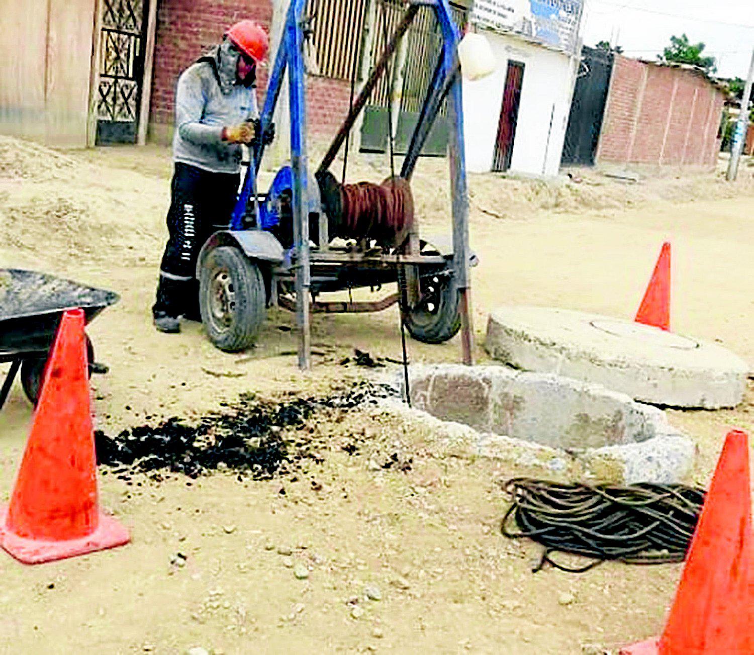 Problemas en red de alcantarillado por sacos, tela y basura arrojados por usuarios