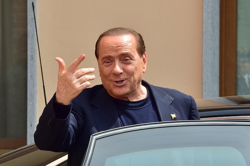 Silvio Berlusconi dice que pagó a mujeres que iban a sus fiestas por "altruismo"