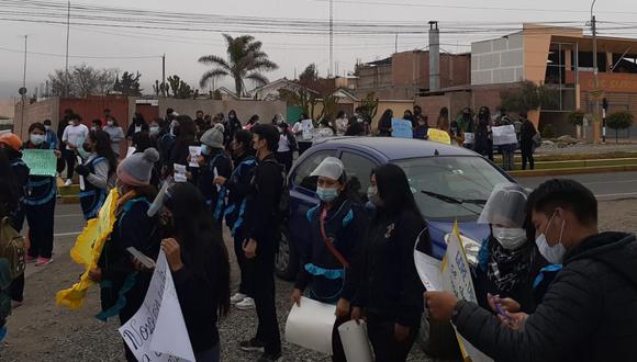 Estudiantes protestaron contra la reubicación en el colegio Jorge Basadre. (Foto: Difusión)