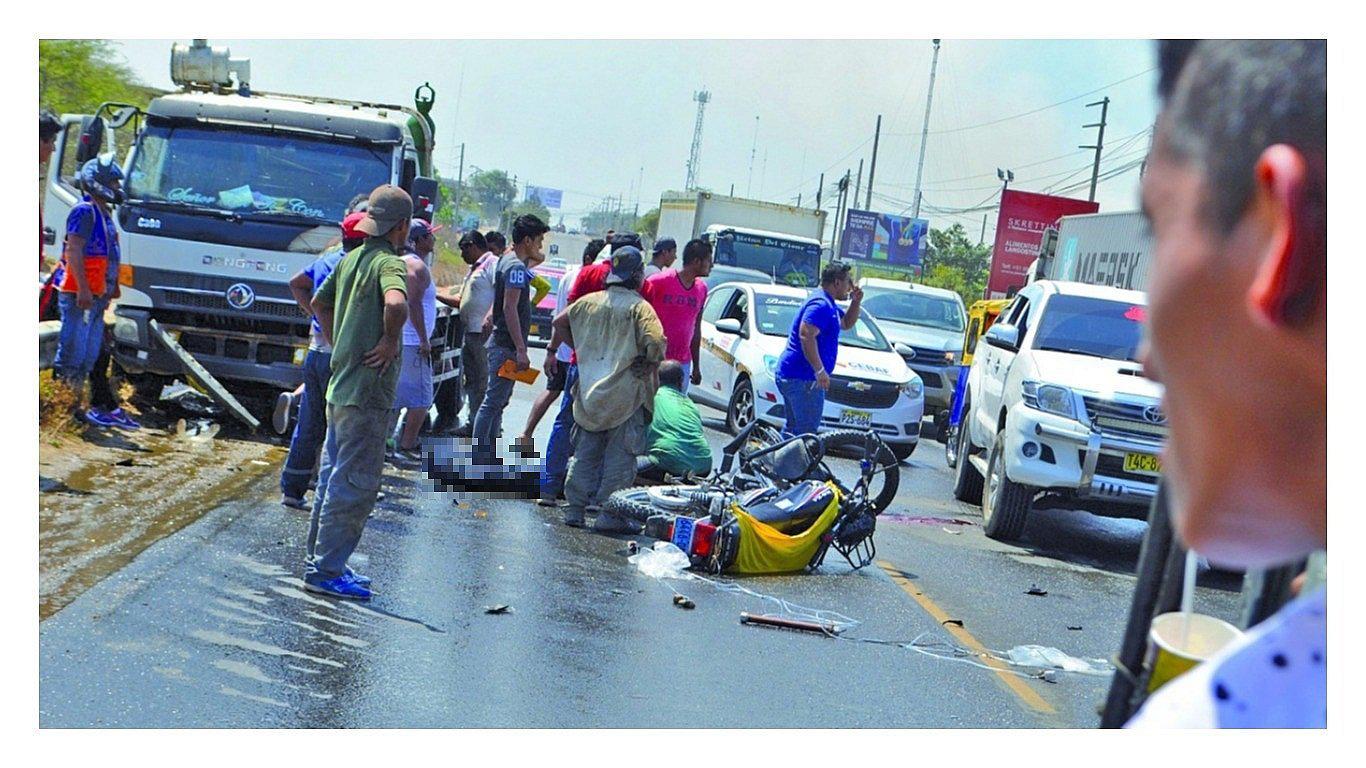 Hombre muere al chocar motocicleta contra un camión