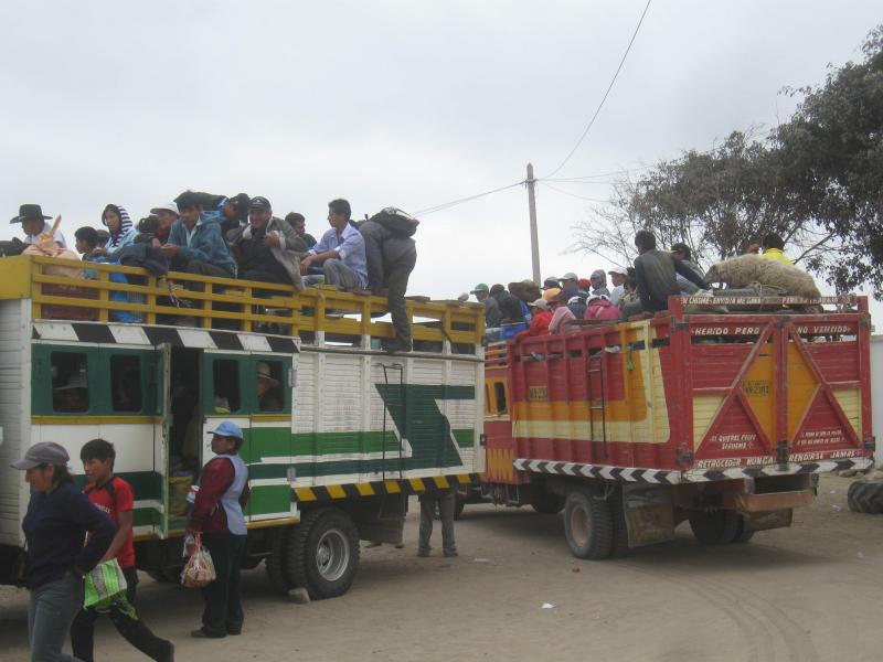 Transportistas de "camiones mixtos" desafían a la muerte