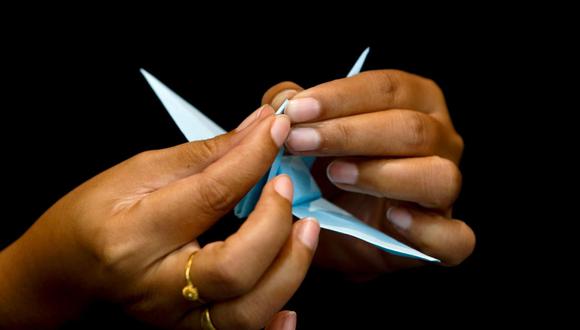 Cada 6 de agosto, aniversario de la caída de la bomba atómica sobre Hiroshima, se tiene la costumbre de elaborar aves de origami, símbolo de dolor y esperanza. (Foto: EFE)