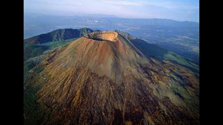 Turista intentó sacarse un selfie y cayó dentro del volcán activo del Monte Vesubio