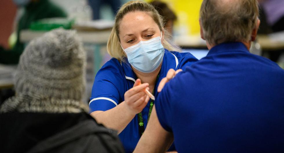 Un miembro del equipo médico administra una vacuna contra el coronavirus en el centro de vacunación del NHS, en Robertson House, en Stevenage, al norte de Londres, el 14 de enero de 2021. (Leon Neal / POOL / AFP).