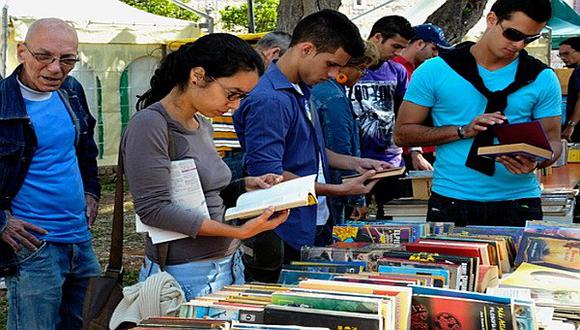 ​Jóvenes cubanos afirman que no leen por el alto precio de los libros