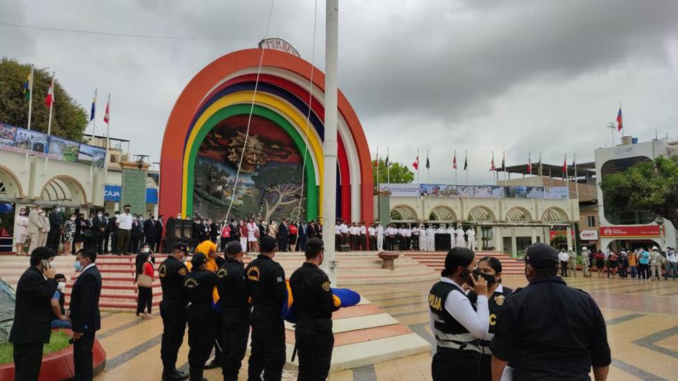 El territorio peruano, a lo largo y ancho, amaneció cubierto con los colores patrios rojo y blanco a pocas horas de celebrarse los 200 años de la Independencia del Perú. (Región Tumbes/Foto: Proyecto Bicentenario)